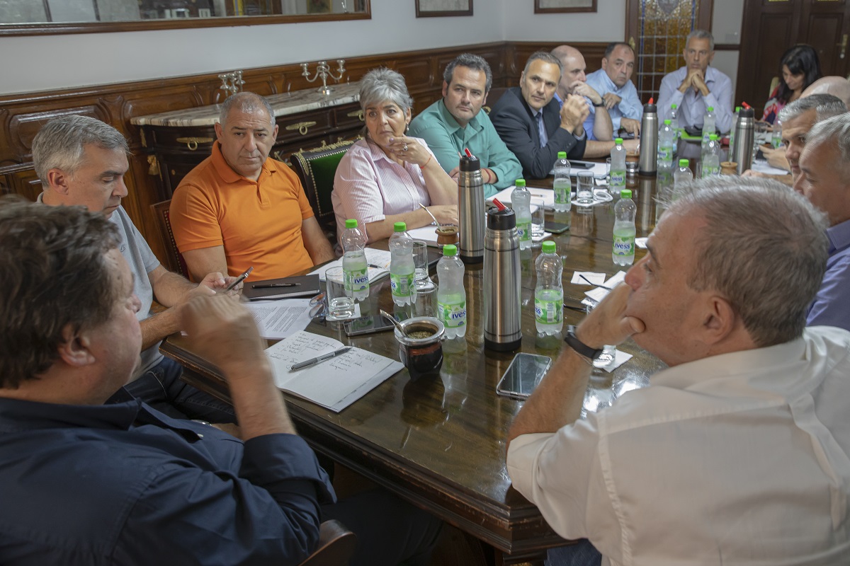Anoche hubo reunión de Gabinete, encabezado por el gobernador Alberto Weretilneck. Foto Gentielza.