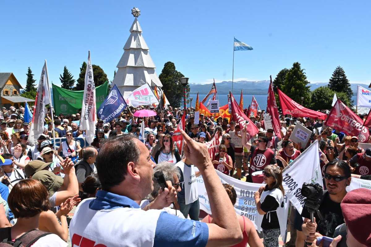 Los gremios de la CGT y CTA ya se movilizaron juntos contra el gobierno de Milei en Bariloche. El 1° de Mayo vuelven a marchar. Archivo