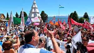 La CGT y CTA de Bariloche se manifestaron contra el DNU de Milei: Cortés se sumó al reclamo