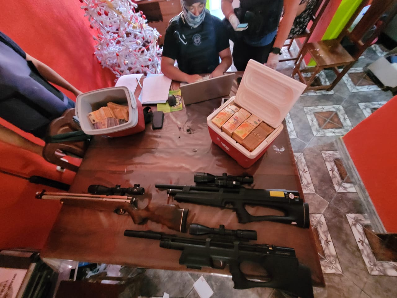 Los policías hallaron armas de aire comprimido y más de 7 millones de pesos. foto: gentileza.