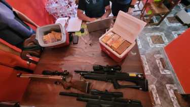 Los policías hallaron armas de aire comprimido y más de 7 millones de pesos. foto: gentileza.