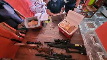 Se llevaron hasta los loros en un procedimiento por droga donde secuestraron 7 millones de pesos, en Roca