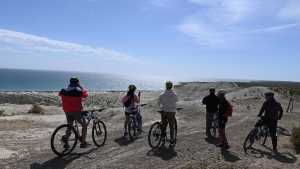 Viaje en bici rumbo al paraíso de la Patagonia donde se filmó la gloriosa escena de Caballos salvajes