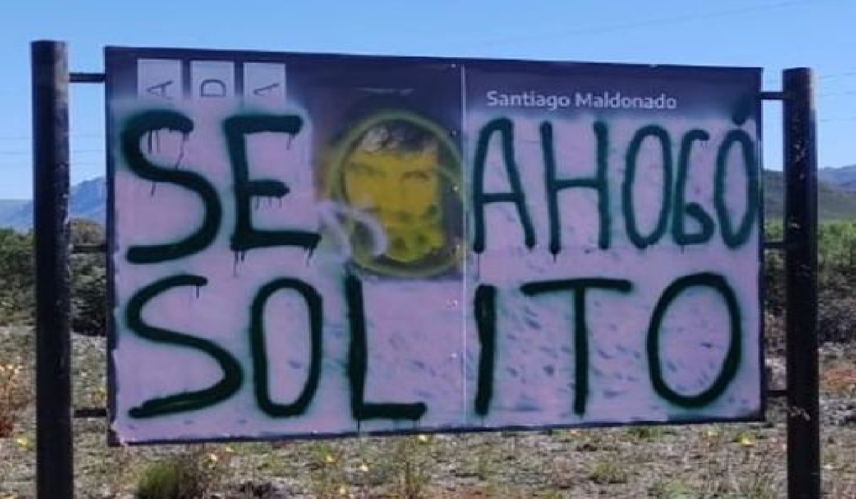 A pocos días de presentarlo, vandalizaron el cartel de Santiago Maldonado sobre Ruta 40. (foto: CholilaOnline)