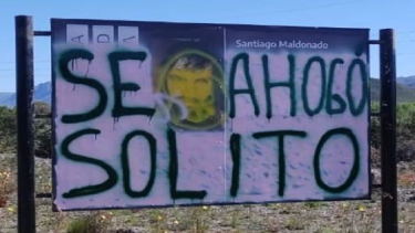 A pocos días de presentarlo, vandalizaron el cartel de Santiago Maldonado sobre Ruta 40. (foto: CholilaOnline)