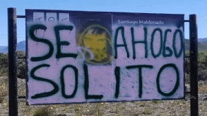 El cartel de Santiago Maldonado apareció con pintadas: «Se ahogó solito»