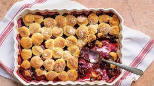 Pedro Lambertini nos comparte su receta del cobbler de cerezas
