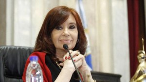Cristina Kirchner recibió un emotivo regalo de familiares de un excombatiente de Malvinas: mirá