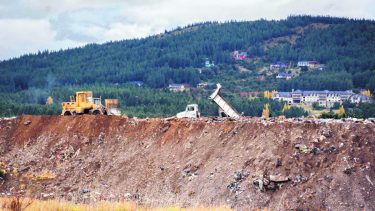 Dos metros de altura de desechos cloacales se acumulan en cercanías de las viviendas.