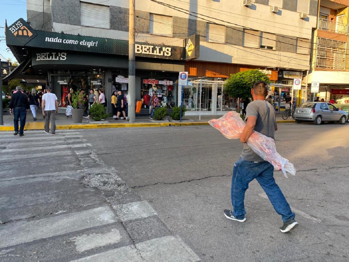 Este sábado habrá chivitos del norte baratos en Neuquén capital: dónde se consiguen. Foto: Rodrigo Ramírez