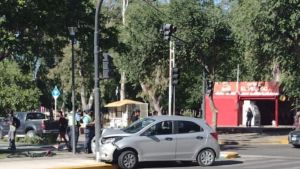 ¿Qué pasó en el centro de Neuquén?: La mala maniobra que terminó en choque