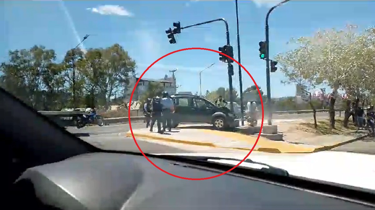 Video: Una mujer fue atropellada tras un choque entre dos vehículos sobre la ex-Ruta 22, en Neuquén 