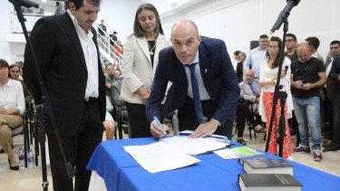 Cimolai asumió la intendencia de Centenario, con parte del gabinete de Figueroa y gremio Petroleros