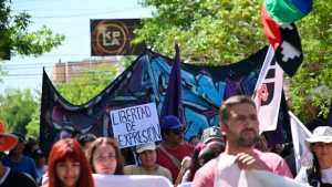 Marcharon en Cipolletti contra el DNU y el protocolo antipiquetes este miércoles