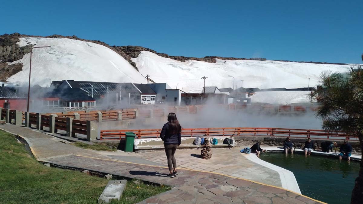Termas de Copahue: fumarolas de vapor y nieve en un solo lugar imperdible. Fotos: Miguel Jonas.
