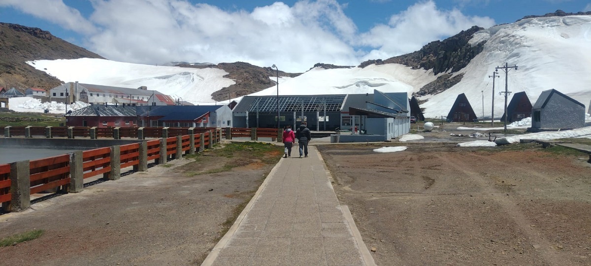 Los visitantes ya recorren el complejo termal en la cordillera de Neuquén y eligen los tratamientos que desean realizar. Fotos: Lorena Vincenty.