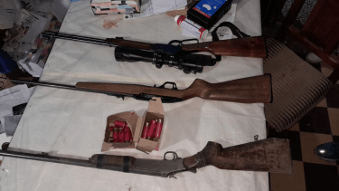 En los allanamientos realizados por la policía se lograron secuestrar armas de distinto calibre y cartuchos. foto: gentileza.