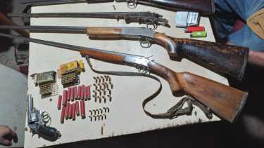 Los investigadores creen que en entre las armas secuestradas podría estar la que se utilizó para ultimar a Cumilao. foto: archivo