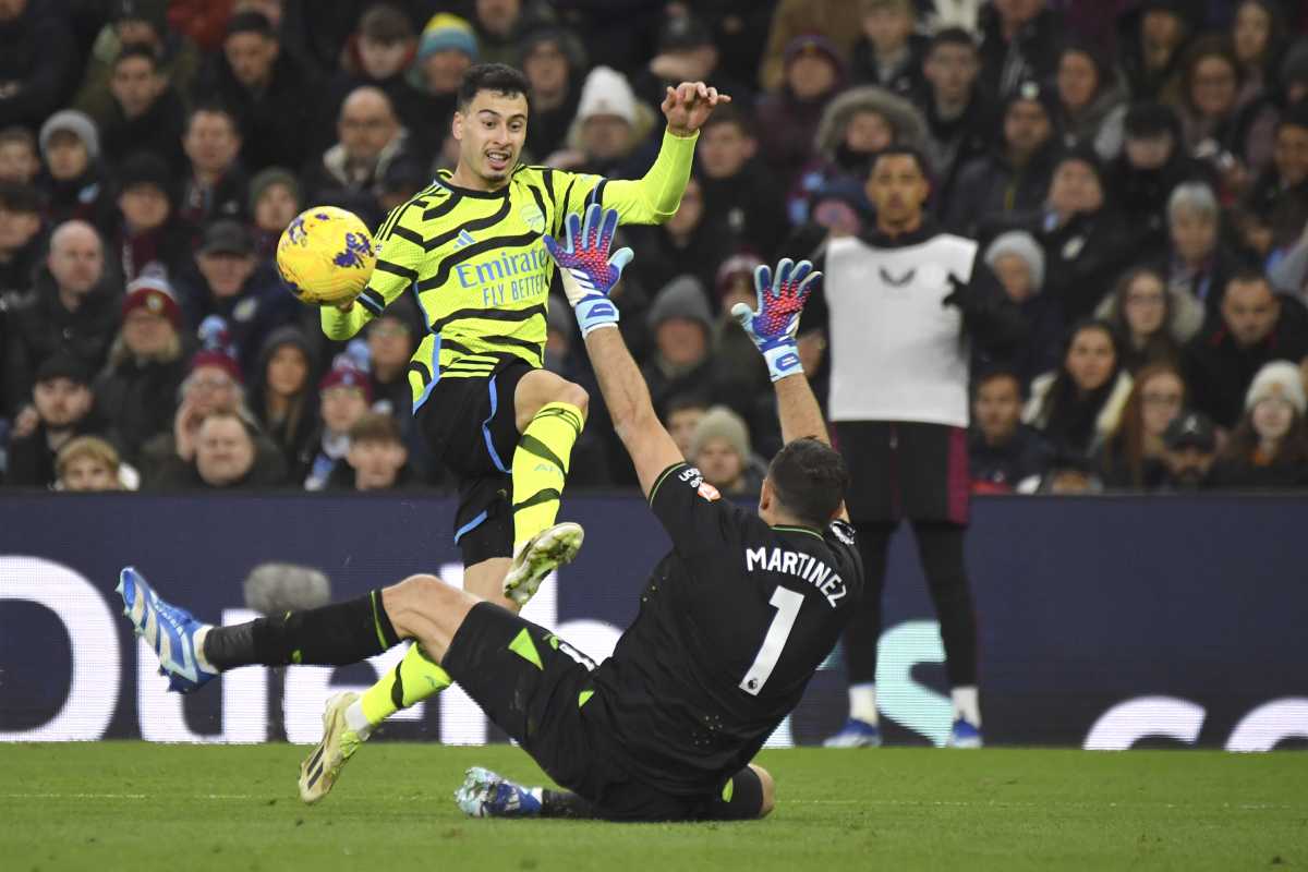 Emiliano Martínez fue nuevamente figura en el Aston Villa que le ganó 1-0 al Arsenal. (AP Photo/Rui Vieira)