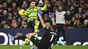 Dibu Martínez fue figura en el triunfo del Aston Villa sobre Arsenal en la Premier League