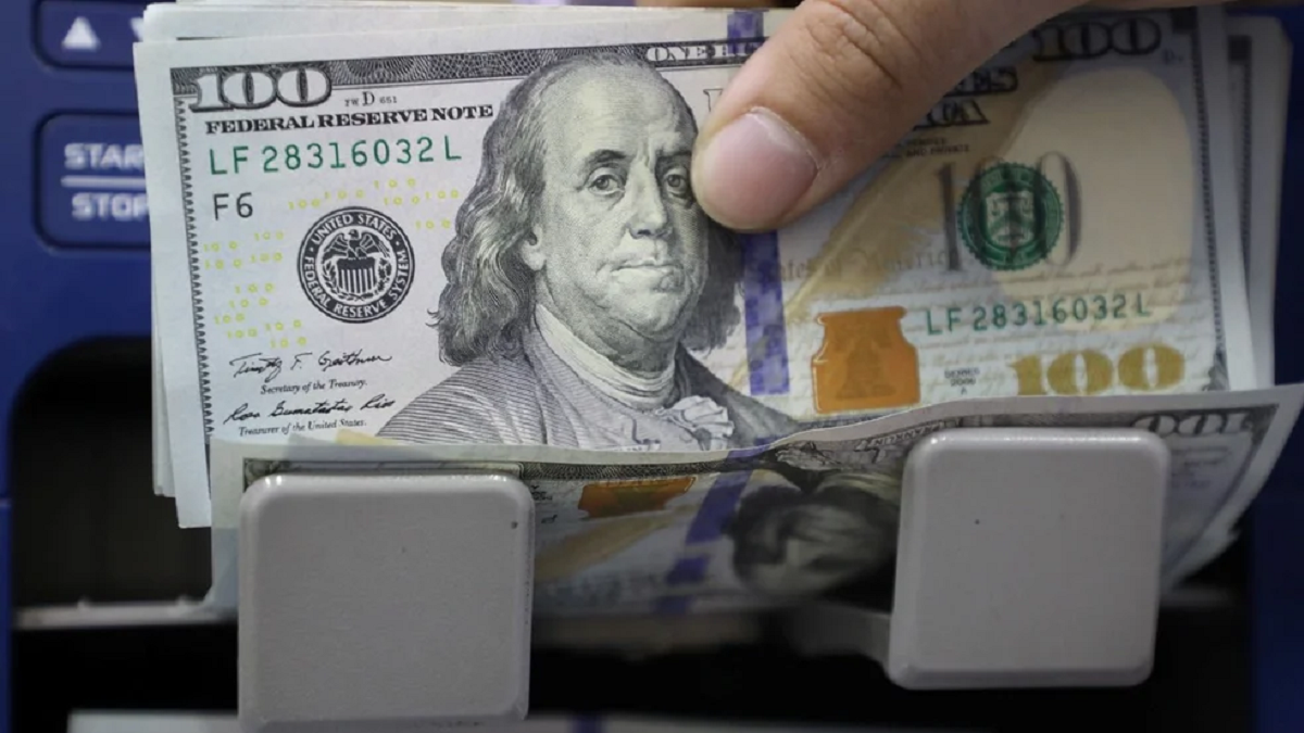 En la jornada inaugural del gobierno de Javier Milei, el dólar blue alcanza los $990, marcando el inicio de una etapa llena de incertidumbre y desafíos económicos. Foto Reuteres.