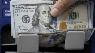 En la jornada inaugural del gobierno de Javier Milei, el dólar blue alcanza los $990, marcando el inicio de una etapa llena de incertidumbre y desafíos económicos. Foto Reuteres.