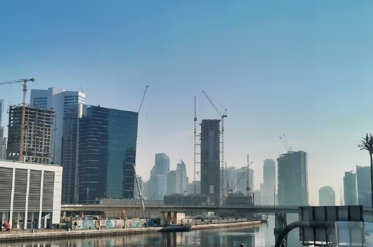 Para dar una idea del rápido crecimiento que vive la ciudad: el 25% de las grúas de construcción del mundo operaban en Dubái en el 2014. Crédito: Michelle Soto.