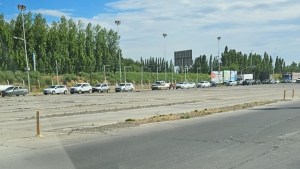 Cruzaba el puente Cipolletti &#8211; Neuquén y lo golpearon en grupo para robarle: un detenido