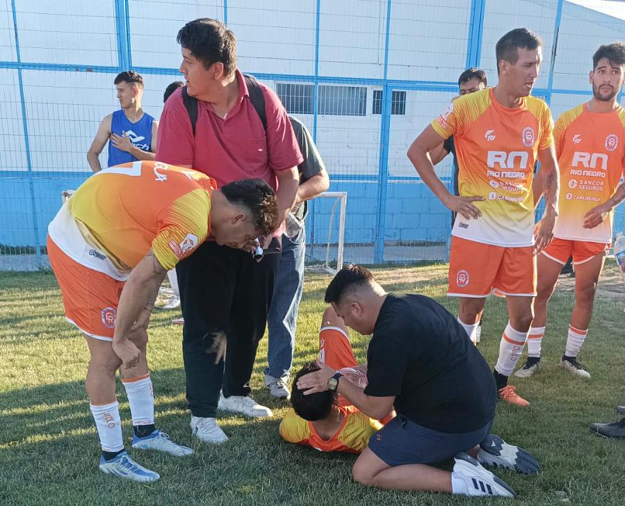 Jugadores de Roca tuvieron que ser atendidos por los médicos tras los incidentes en Cipolletti.