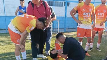 Jugadores de Roca tuvieron que ser atendidos por los médicos tras los incidentes en Cipolletti.