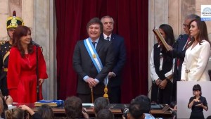 Javier Milei le mostró el dibujo del bastón presidencial a Cristina Kirchner: Así fue el momento