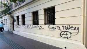Vandalizaron las paredes de la Embajada Argentina en Chile con repudios a Milei