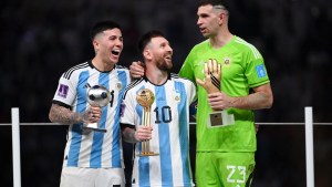 A un año de Argentina campeón del mundo en Qatar 2022: Dibu y Enzo, en el sitio que todos quieren estar