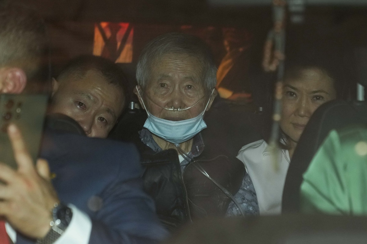 Alberto Fujimori junto a Keiko, a su izquierda, y Kenji, al salir de la cárcel. (AP)