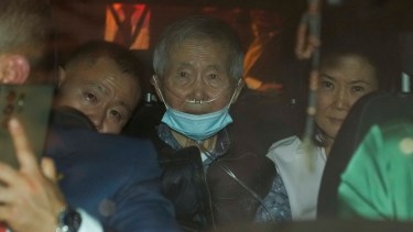 Alberto Fujimori junto a Keiko, a su izquierda, y Kenji, al salir de la cárcel. (AP)
