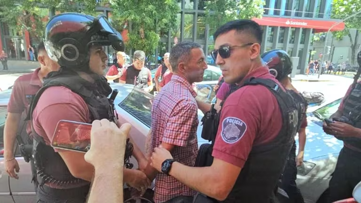 Gastón Mercanzini fue detenido en la puerta de Crónica, por haber arrojado una botella a Javier Milei. Foto gentileza. 