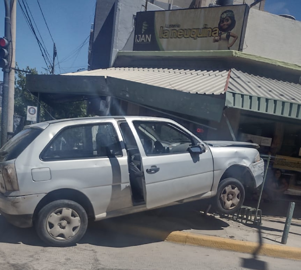Perdió el control de su auto y casi termina adentro de un comercio en el centro de Neuquén 