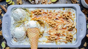 Helado jengibre-canela con salsa de caramelo salado y nueces: una explosión de sabores