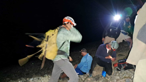 Lograron rescatar a dos personas que se encontraban varadas en las montañas de Bariloche