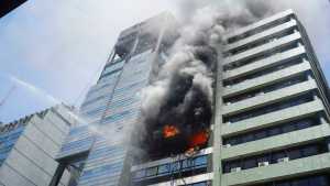 Se incendió un edificio al lado de la Secretaría de Trabajo: confirmaron que murió una mujer