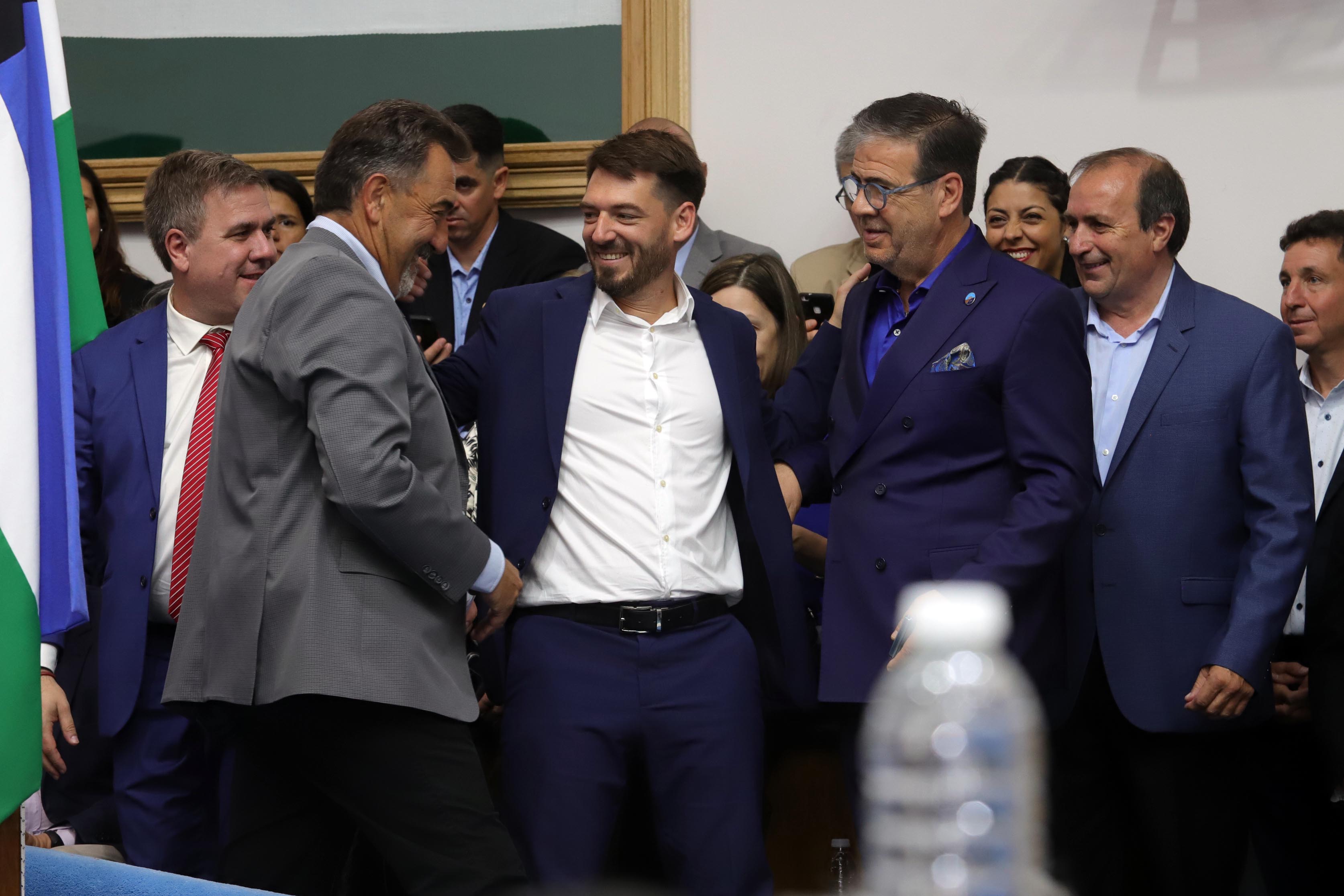 Los intendentes -algunos salientes- en la asunción de Weretilneck en la Legislatura. Foto : Marcelo Ochoa