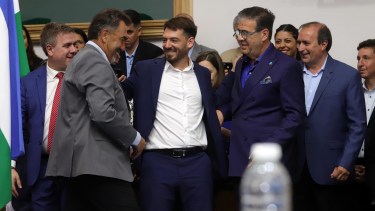 Los intendentes -algunos salientes- en la asunción de Weretilneck en la Legislatura. Foto : Marcelo Ochoa