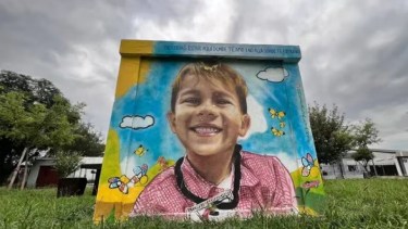 Lucio Dupuy fue asesinado el 26 de noviembre de 2021 por la madre y su pareja. Mural en General Pico, La Pampa. 