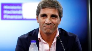 Fuerte devaluación, suba de impuestos y recorte a jubilaciones