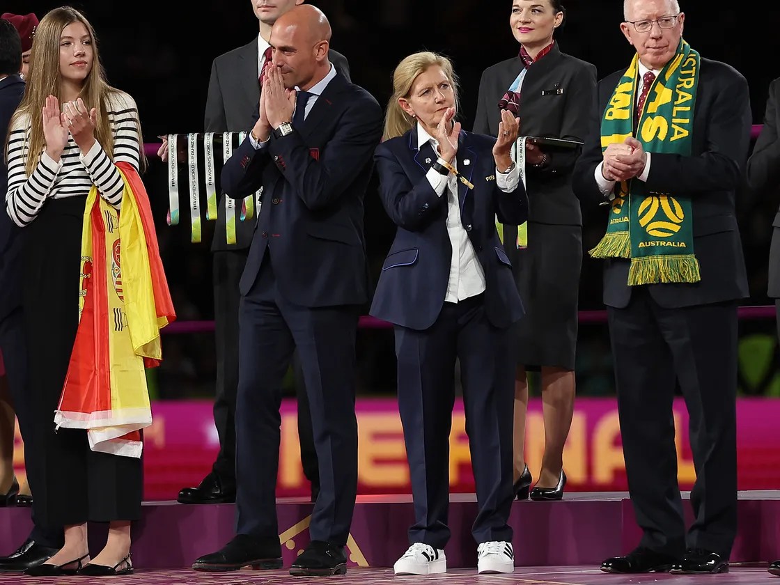 Debbie Hewitt, presidenta de la Federación Inglesa de fútbol, acusó a Rubiales por conducta inapropiada con las jugadoras británicas.