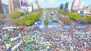 Marcha de la CGT contra el DNU: no hubo reunión con piqueteros, pero organizaciones sociales se unirán