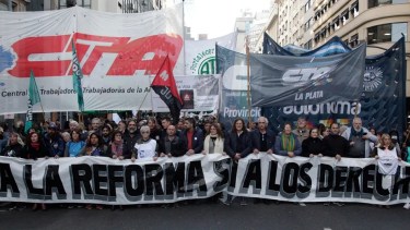 A la no renovación de contratos estatales se le sumarían más despidos por la reorganización del Estado y la venta de empresas estatales. (Gentileza)