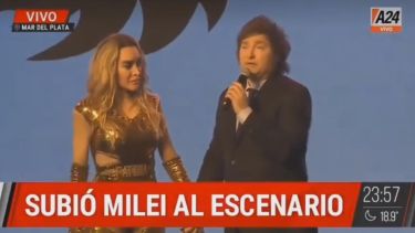 Javier Milei estuvo en la función de su pareja Fátima Flórez, en Mar del Plata. Foto: Captura A24
