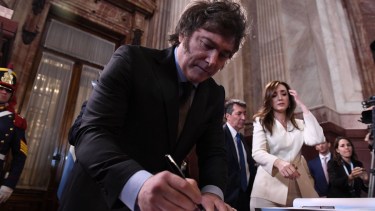 Milei ya firmó su primer decreto y este lunes presidirá la reunión del gabinete. 