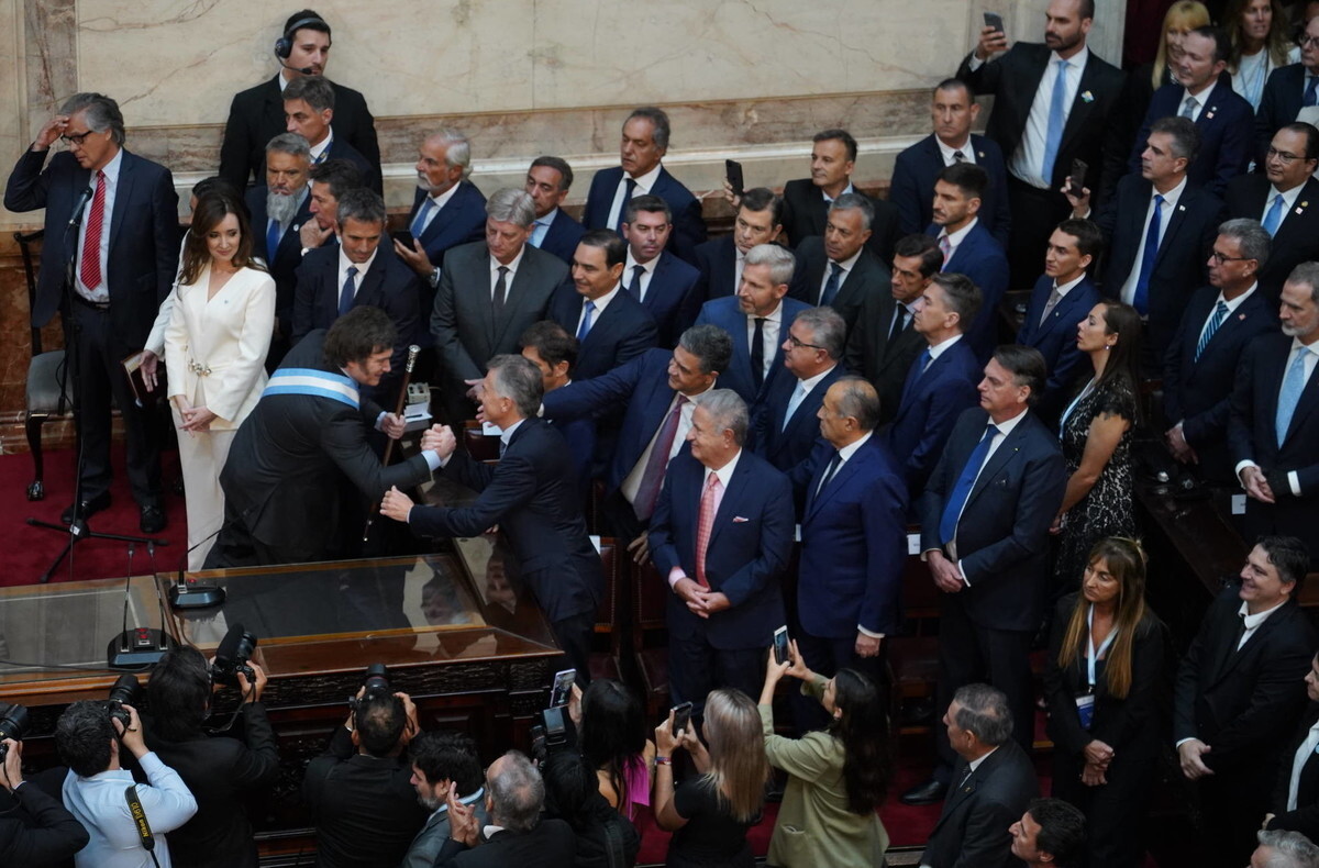 Macri fue uno de los primeros en recibir el saludo del flamante presidente Javier Milei. (Gentileza Clarin)
